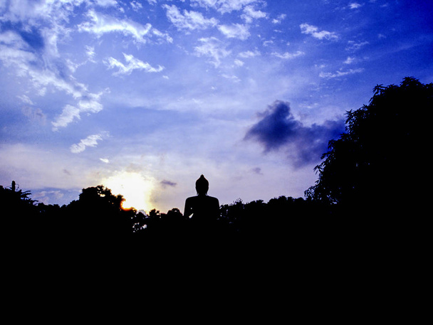 coucher de soleil dans la forêt thaïlandaise, statue de bouddha silhouette vérifier des arbres - Photo, image