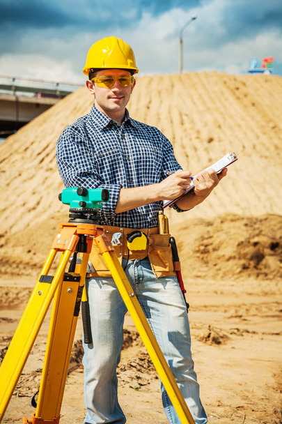 a young worker with clipboard on construction site - Foto, Bild