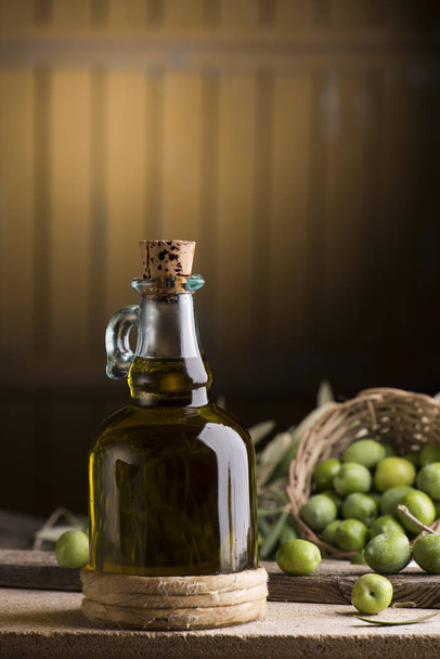 fles van extravergine olijfolie - Foto, afbeelding