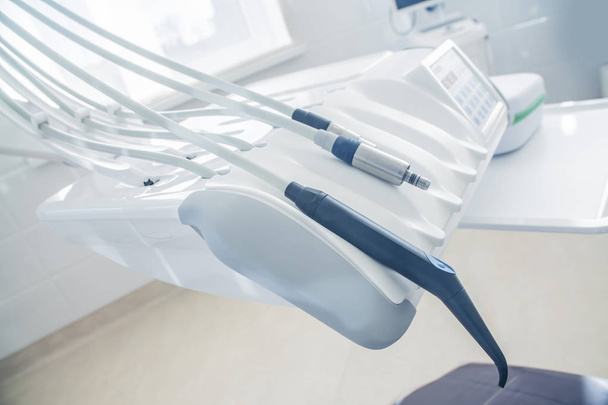 сучасне стоматологічне обладнання в стоматологічному кабінеті в лікарні
  - Фото, зображення