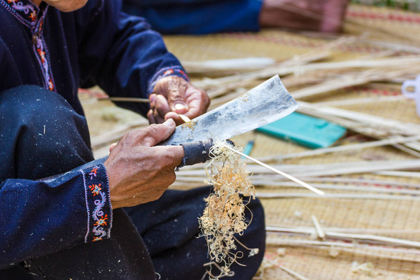 A régi kézzel ember használja a kést, hogy a bambusz hegyező. Használja a találmány. - Fotó, kép