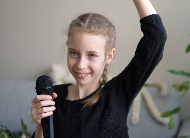 Petite fille mignonne chantant karaoké à la maison
. - Photo, image