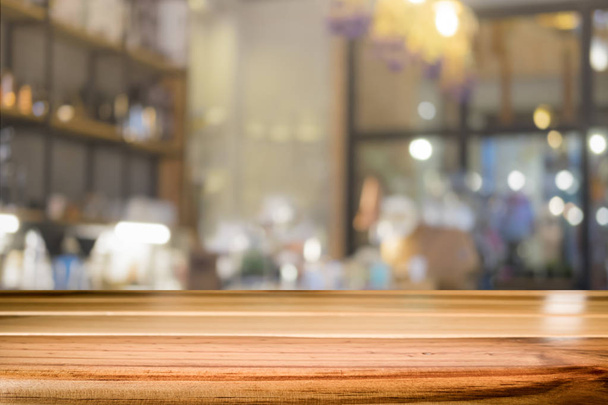 Ξύλινο τραπέζι με φόντο θαμπάδα από καφενείο - Φωτογραφία, εικόνα