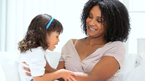 Söpö pieni etninen tyttö nauraa nuori äiti
 - Materiaali, video