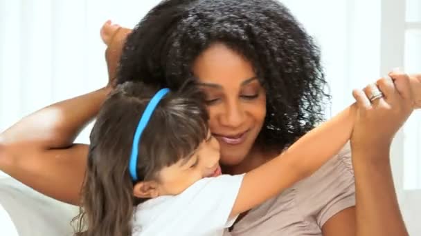 pre school kind giechelen jonge moeder - Video