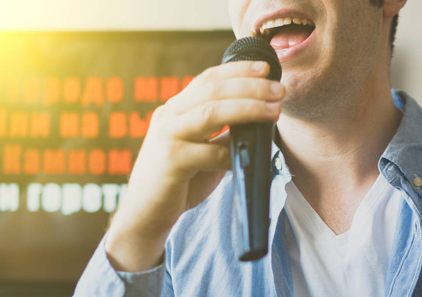 Man singing karaoke at home. Close-up view. - Foto, Imagen