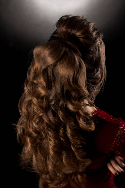 charmante junge Mädchen mit schönen lockigen Frisur  - Foto, Bild