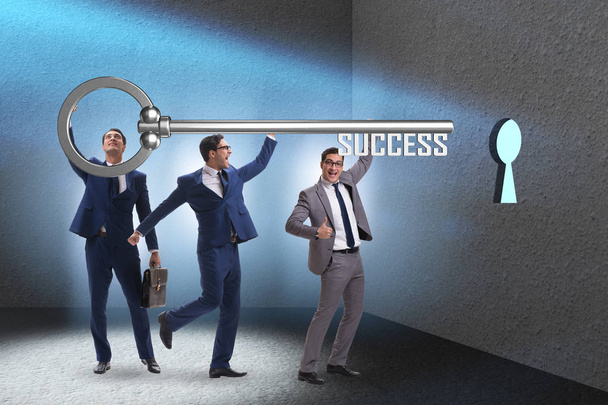Бізнесмени в концепції успіху бізнесу з ключем
 - Фото, зображення