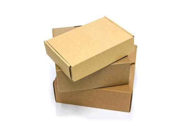 Posta tesliminde beyaz bir arka plan üzerinde izole kahverengi karton kutu   - Fotoğraf, Görsel