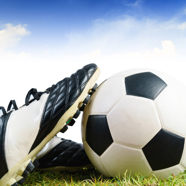 fotbalový míč a boty na trávě - Fotografie, Obrázek