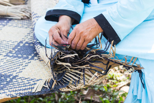 los aldeanos tomaron rayas de bambú para tejer en diferentes formas para los utensilios de uso diario de la gente de la comunidad en Bangkok Tailandia, producto hecho a mano tailandés
.   - Foto, Imagen
