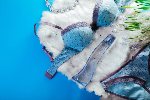 Conjunto de cuecas femininas com jóias, perfume e flores de primavera
 - Foto, Imagem