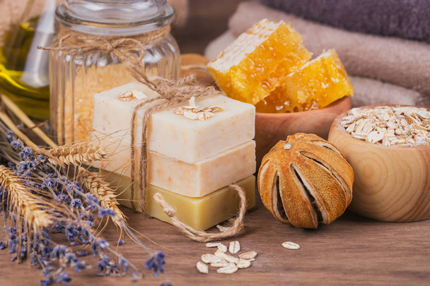 Honeycomb, cosmetic oil, sea salt, oat and handmade soap with ho - Foto, afbeelding