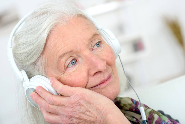 elderly woman with headphones - Fotografie, Obrázek