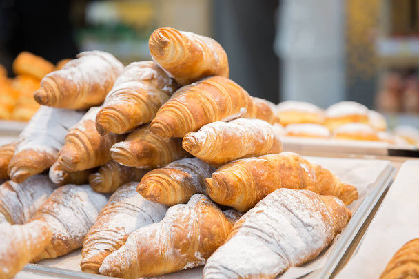 leckere frische Croissants und Brötchen auf der Theke im Geschäft - Foto, Bild