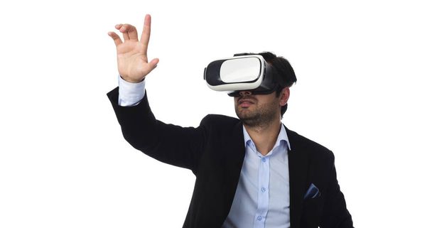Hombre árabe experimentando realidad virtual usando gafas de realidad virtual
 - Foto, Imagen