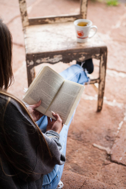 Женщина, читающая книгу - Фото, изображение