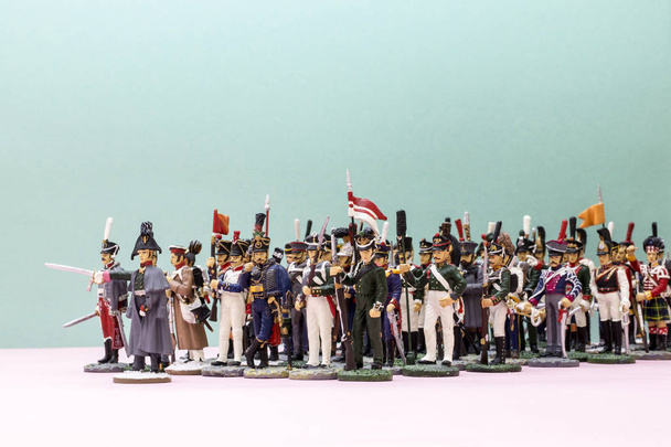 taktische Aufstellung von Zinnsoldaten während der napoleonischen Kriege von 1812 - Foto, Bild