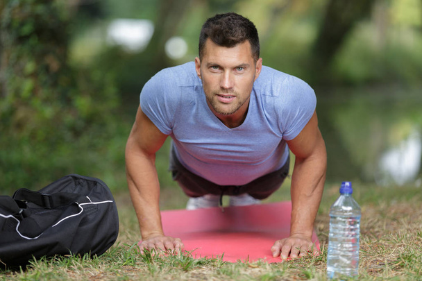 fit man working out in the park - Foto, imagen