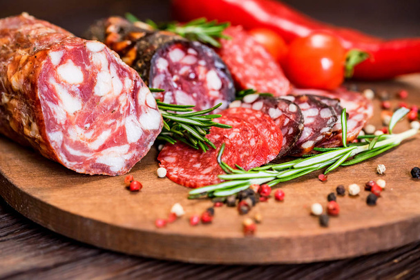 Three sorts of salami with tomatoes and peppercorn - 写真・画像