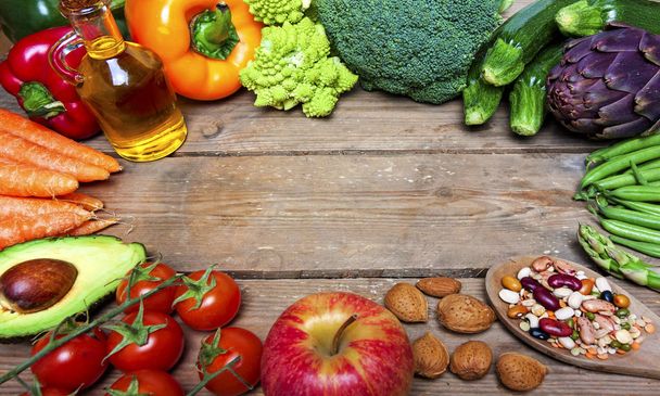 vegan kelime ahşap arka plan ve sebze - gıda - Fotoğraf, Görsel