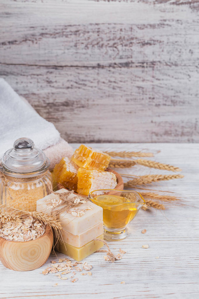 Honeycomb, sea salt, oats and handmade soap with honey - Foto, afbeelding