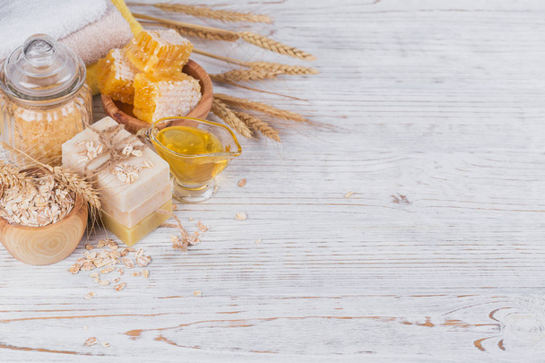 Honeycomb, sea salt, oats and handmade soap with honey - Valokuva, kuva