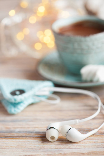 Ακουστικά και φλυτζάνι της καυτής σοκολάτας - Φωτογραφία, εικόνα