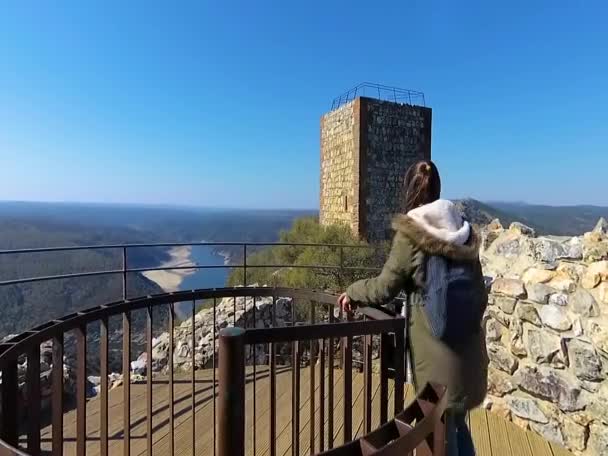 Touriste dans le château de monfrague en Estrémadure, Espagne
. - Séquence, vidéo