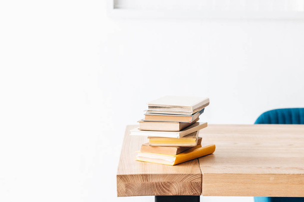 stapel van verschillende boeken over houten tafel  - Foto, afbeelding