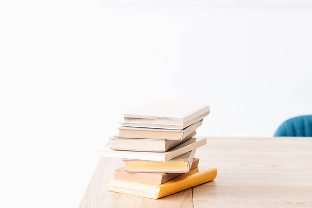 pila de libros sobre mesa de madera aislada sobre fondo blanco
 - Foto, Imagen