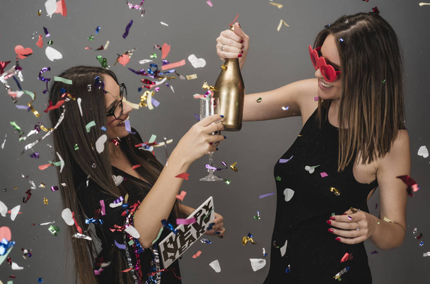 İki genç mutlu kadın arkadaş yeni yıl kutlama - Fotoğraf, Görsel