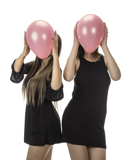 Δύο νεαροί φίλοι ευτυχισμένη γυναίκα με μπαλόνια - Φωτογραφία, εικόνα
