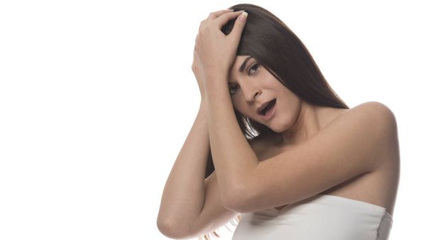 Молода брюнетка жінка має головний біль
 - Фото, зображення