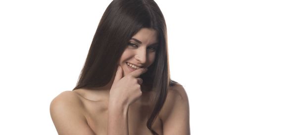 Ujo brunette tyttö pitkät hiukset eristetty valkoisella taustalla
 - Valokuva, kuva