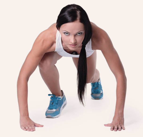 Attractive fitness woman doing low start cross fit exercises - Zdjęcie, obraz