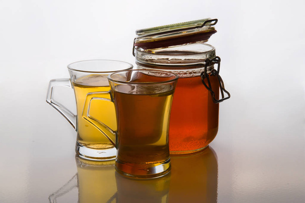 зелений чай з лимоном і медом на білому тлі
 - Фото, зображення