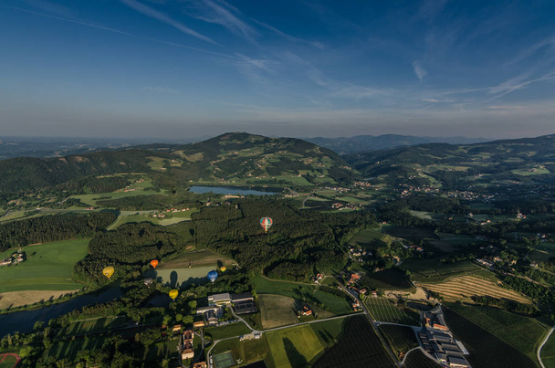 schöne Landschaft mit Luftballons - Foto, Bild