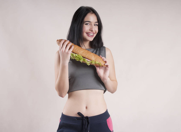 gyönyörű sport lány barna szendvics stúdió - Fotó, kép