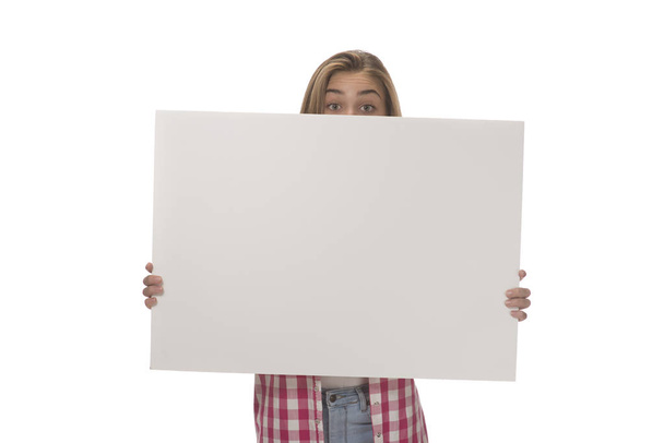 Młoda kobieta gospodarstwa karta pusta tablica. na białym tle - Zdjęcie, obraz