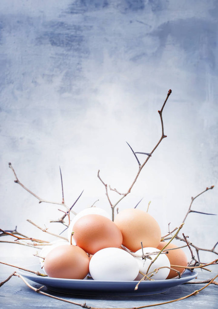 Easter spring composition with chicken eggs, gray background, selective focus - Foto, Imagem