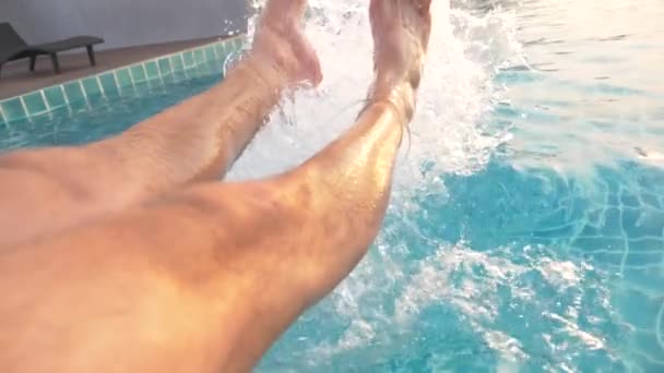 lábát a medence vízzel meglocsoljuk, spray a lassú mozgás, 4k - Felvétel, videó