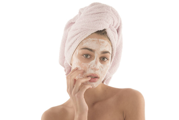 美容の手順肌ケア概念。若い女性が彼女の顔に顔射泥粘土マスクを適用します。 - 写真・画像