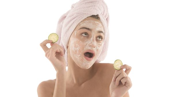 Kosmetické postupy kůže péče o koncept. Mladá žena použití bahenní pleťová jílová maska na obličej - Fotografie, Obrázek