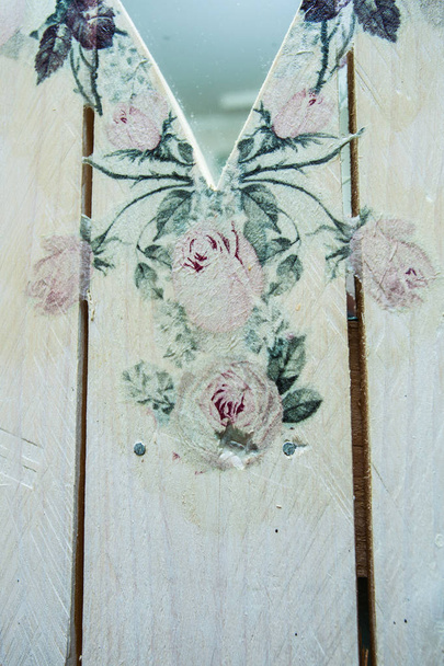 детали на домашней деревянной рамке зеркала окрашены и украшены мрачно
 - Фото, изображение