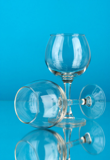Two empty wine glasses on color background - Foto, Imagen