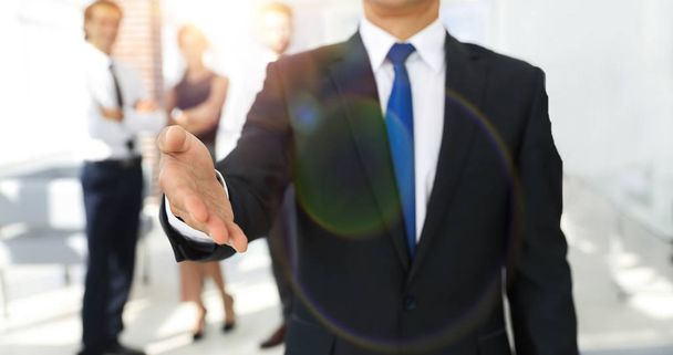 успешный бизнесмен протягивая руку
 - Фото, изображение