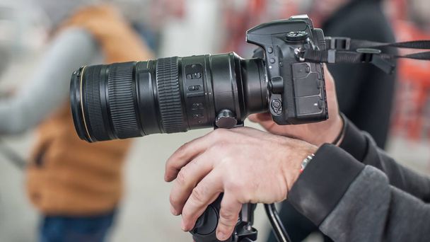 Muž, ruka drží fotoaparát a fotografovat - Fotografie, Obrázek