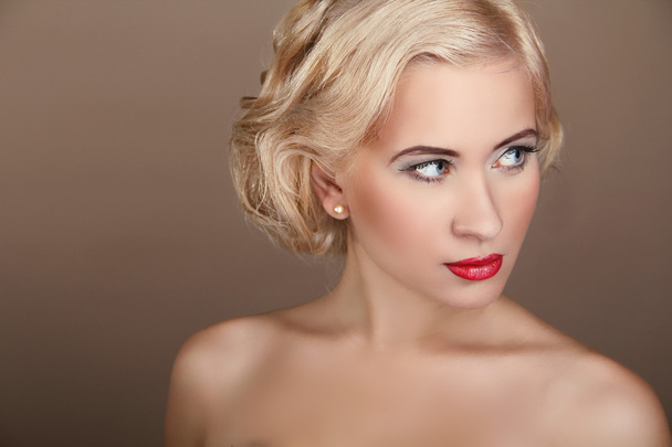 Beauté Femme Portrait avec une coiffure blonde ondulée
 - Photo, image