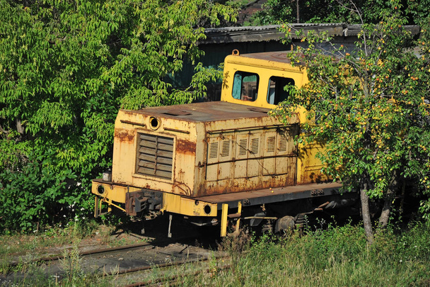 放棄されたディーゼル機関車 - 写真・画像